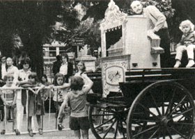 Jour "J" de la Musique : 21 Juin 1978, orgue de barbarie en calèche dans les rues de Bourg-en-Bresse