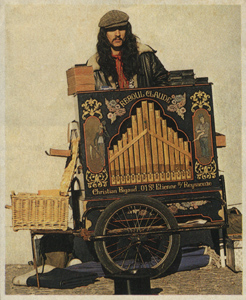 "Reboul Claude" avec son orgue de barbarie, saltimbanque sur le parvis Beaubourg