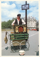 Roger Journeau et son orgue de barbarie sur le pont St Louis  derrière Notre Dame de Paris