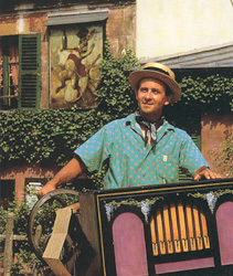 "Jean Piero" et son orgue de barbarie 36 touches, devant "Le lapin agile" à Montmartre