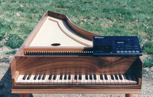 Clavecin MIDI : le jeu sur le clavier est enregistré sur disquette et peut être reproduit automatiquement