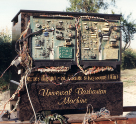 "Universal Barbarian Machine" : orgue à lecteur universel de cartons perforés produisant un son électronique de synthèse