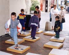La marelle sonore : jeu de parcours musicaux pour l'éducation de l'oreille et de la mobilité